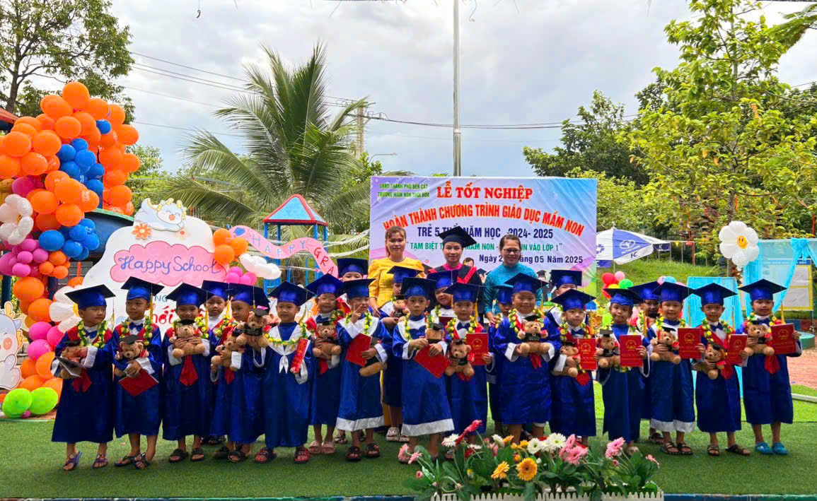 Hình ảnh cô và các bé trong ngày lễ tốt nghiệp