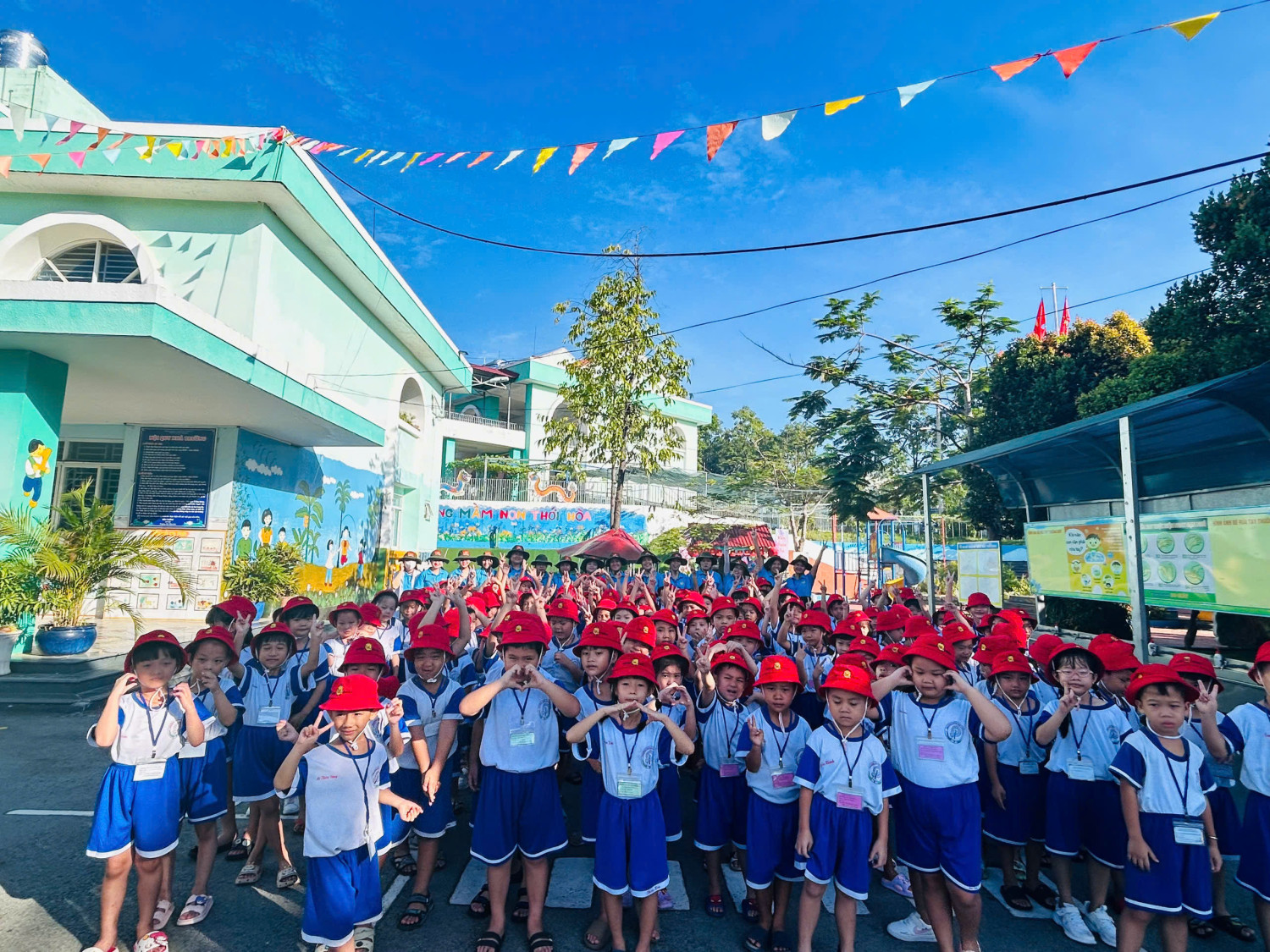 Trải nghiệm tham quan Trường tiểu học Duy Tân của các bé khối Lá